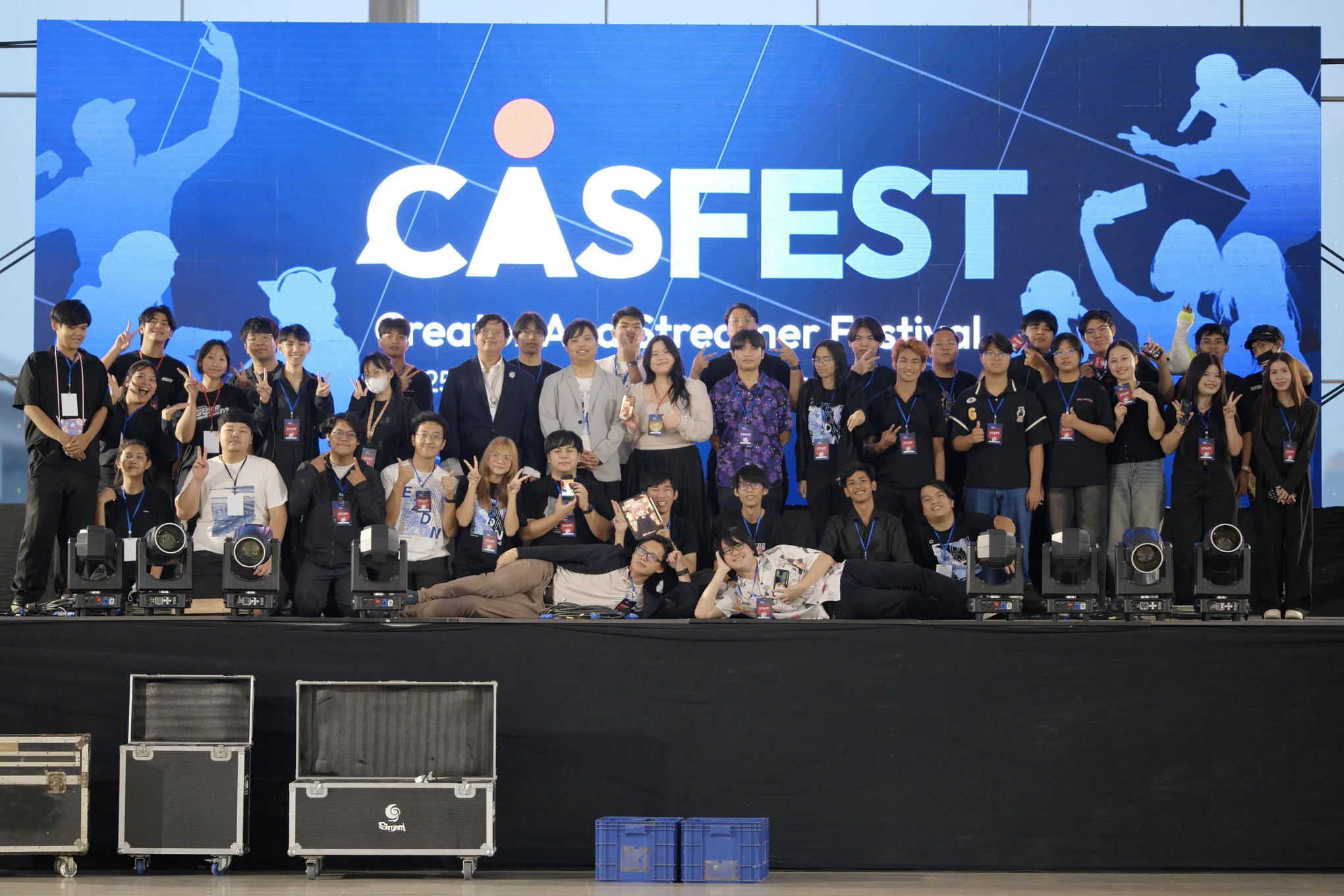 ทีมงานทั้งหมดบนเวทีหลัก